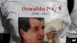 El grupo opositor cubano "Las damas de blanco", marcharon ayer domingo por las calles de La Habana, en memoria del líder opositor Oswaldo Payá, quien murió hace una semana en un accidente de tránsito.