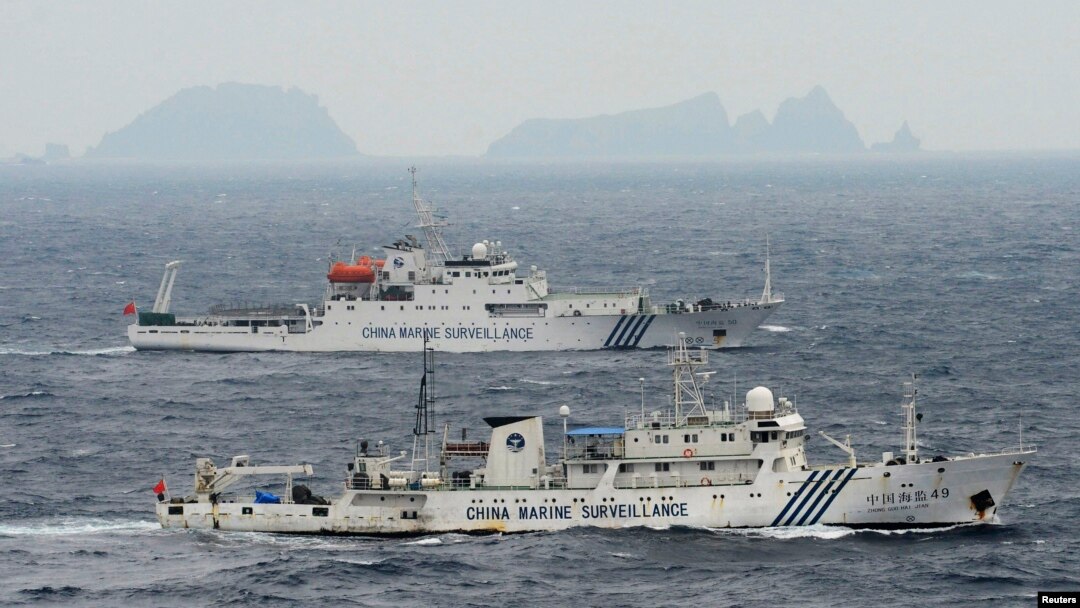 Foto yang diambil dari udara ini menampilkan dua buah kapal milik Pemerintah China, Haijian No. 49 (depan) dan Haijian No.50, saat melintasi perairan di Laut China Timur, di dekat kepulauan yang disebut Senkaku di Jepang dan Diaoyu di China, 23 April yang lalu (Foto: dok). Tiga kapal China dilaporkan kembali melintasi perairan ini, Jumat pagi jam 9:30 waktu setempat.