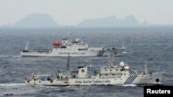 Foto yang diambil dari udara ini menampilkan dua buah kapal milik Pemerintah China, Haijian No. 49 (depan) dan Haijian No.50, saat melintasi perairan di Laut China Timur, di dekat kepulauan yang disebut Senkaku di Jepang dan Diaoyu di China, 23 April yang lalu (Foto: dok). Tiga kapal China dilaporkan kembali melintasi perairan ini, Jumat pagi jam 9:30 waktu setempat.