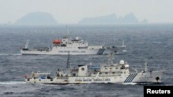 Kapal Angkatan Laut China Haijian No. 49 (depan) dan Haijian No.50 berlayar di sekitar Laut China Timur di dekat kepulauan sengketa Senkaku/Daioyu (Foto: dok). Tiga kapal pengitai China dilaporkan kembali menyeberang ke perairan teritorial Jepang di Laut China Timur sekitar pukul 09:30 pagi waktu setempat, Sabtu (22/6).