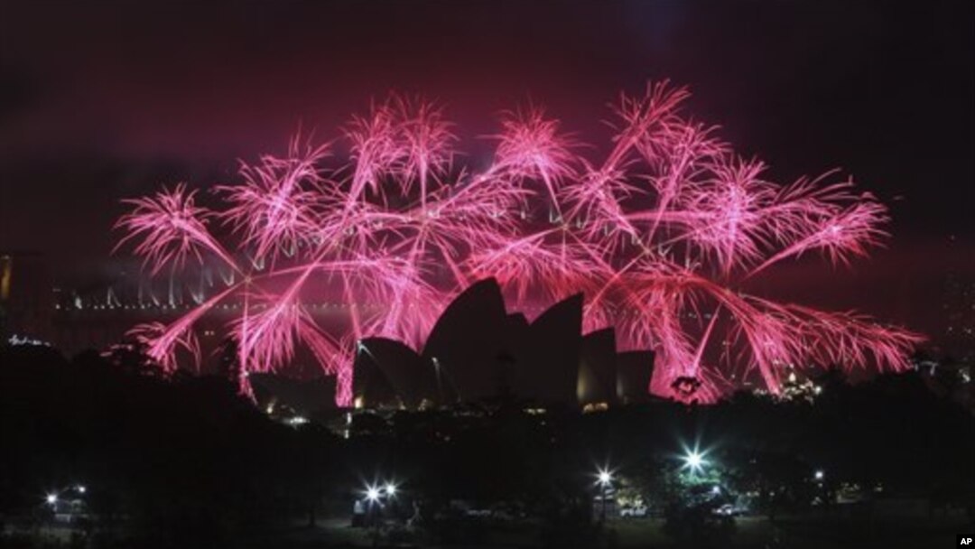 Pháo hoa thắp sáng cảng Sydney, Australia mừng năm mới, ngày 31/12/2012.