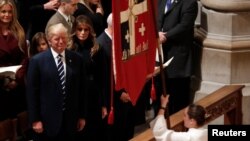 Donald Trump estuvo este sábado en la Catedral Nacional de Washington junto a su esposa Melanie en el ritual de transición para el nuevo presidente.