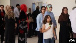 Para perempuan Irak memberikan suara dalam pemilu di sebuah TPS di Irbil, Kurdistan (H. Murdock/VOA)