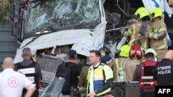 Polisi Israel dan petugas darurat menemukan jenazah pengemudi truk di lokasi serangan di Ramat Hasharon, utara Tel Aviv, 27 Oktober 2024. (Foto: AFP)