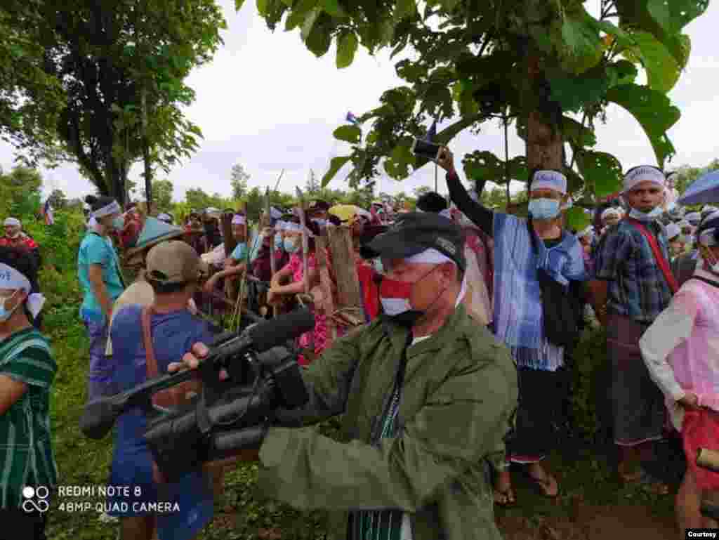 ကရင်အမျိုးသမီးသတ်ခံရမှုနဲ့ ပတ်သက်ပြီး ဒေသခံတွေ ဆန္ဒပြနေတဲ့ မြင်ကွင်း။ (ဓာတ်ပုံ - Salween Peace - ဇူလိုင် ၂၈၊ ၂၀၂၀)