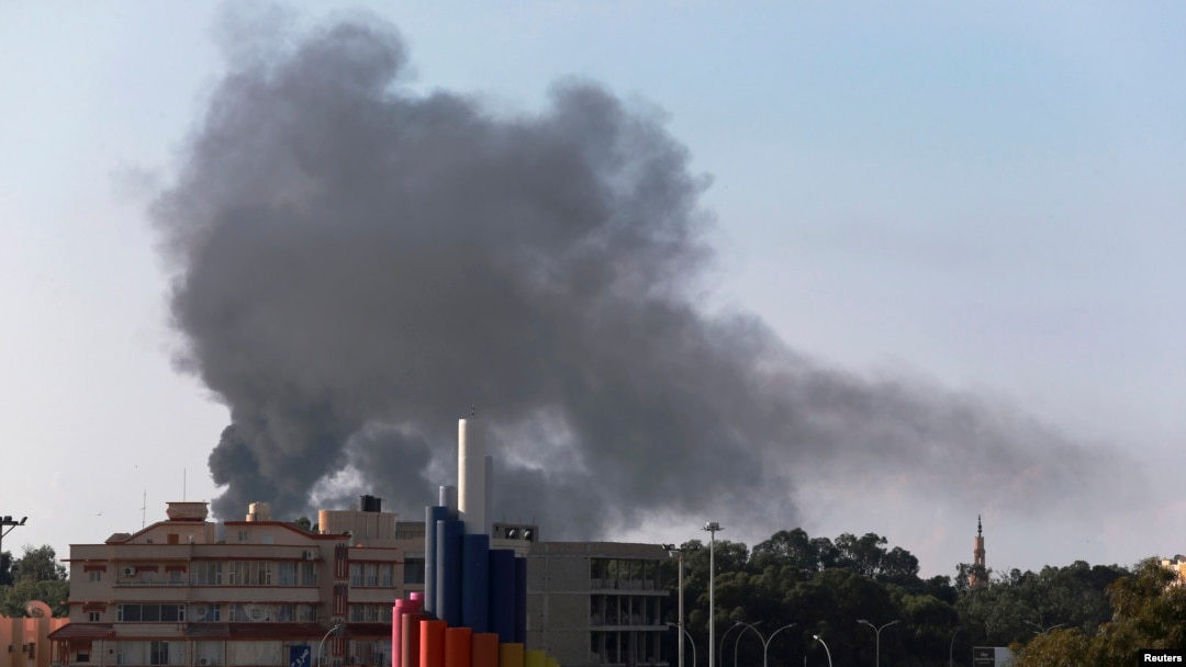 Asap mengepul akibat pertempuran pasukan pemerintah dan milisi Islamis di Benghazi, Libya (26/11).