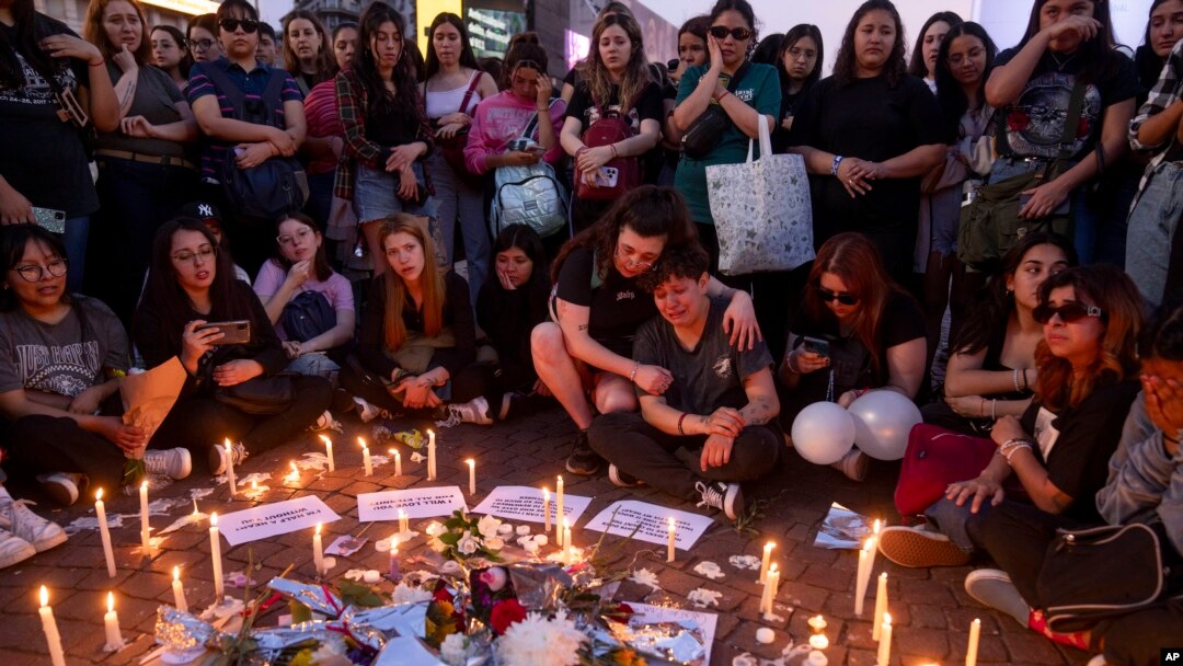 Fanatik ansyen chante premye vwa One Direction Liam Payne rasanble devan Obelisk la nan Buenos Aires Ajantin pou rann omaj ak vedet la apre lanmo li nan yon otel, 17 Oktob, 2024. 