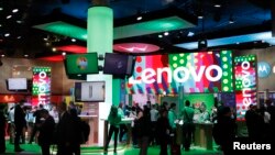 Para pengunjung melihat-lihat produk-produk Lenovo dalam pameran Mobile World Congress di Barcelona, Spanyol, 27 Februari 2017.