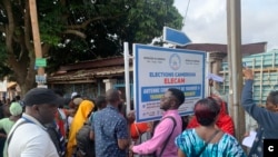 Les Camerounais devant les bureaux d’Elecam pour s’inscrire sur les listes électorales à Yaoundé le 31 Août 2024 (Emmanuel Jules Ntap / VOA)