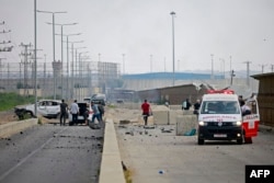 Sebuah ambulans terparkir di penyeberangan Erez antara Israel dan bagian barat Jalur Gaza usai serangan udara Israel, Sabtu, 7 Oktober 2023. (Foto: Bashar Taleb/AFP)