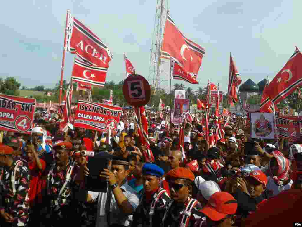 Kampanye Partai Aceh di Lapangan Peureulak Kota Kab. Aceh Timur Nanggroe Aceh Darusalam, 21 Maret 2014. Foto dikirimkan oleh fans VOA di Facebook, Saifoel Aza.