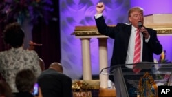 Donald Trump berbicara di gereja Great Faith Ministries International di kota Detroit, Michigan, Sabtu (3/9).