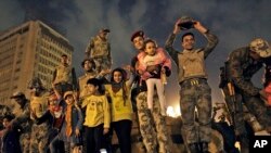 Des soldats de l'armée égyptienne célèbrent avec des enfants après la démission du président Hosni Moubarak, au Caire, Egypte,11 février 2011. 