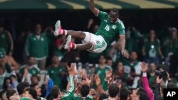 멕시코 축구 대표팀 훌리안 키뇨네스가 6월 30일 멕시코시티에서 열린 월드컵 32강전 에콰도르와의 경기에서 팀 승리를 자축하며 동료들에게 들어 올려지고 있다.
