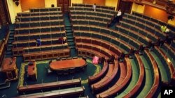 工作人員星期一在開羅的埃及國會進行清潔工作