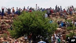 Grève à la mine de d'Ashanti à Fochville près de Johannesburg, Afrique du Sud, 19 octobre 2012. (AP Photo/Themba Hadebe)