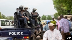 Polisi Mali berkumpul di luar Bourse du Travail di mana para buruh yang mogok kerja, berunjuk rasa memprotes penahanan Presiden Bah N'Daw dan Perdana Menteri Moctar Ouane oleh militer di Bamako, Mali, 25 Mei 2021. 