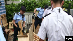 香港警方開始清除立法會門外抗議營地的物件。（視頻額圖）