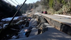 Jalan yang ambruk sebagian akibat tanah longsor akibat gempa bumi dahsyat terlihat di dekat Kota Anamizu, Prefektur Ishikawa, Selasa, 2 Januari 2024. (Foto: AP)