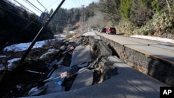 Jalan yang ambruk sebagian akibat tanah longsor akibat gempa bumi dahsyat terlihat di dekat Kota Anamizu, Prefektur Ishikawa, Selasa, 2 Januari 2024. (Foto: AP)