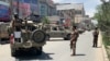 Des militaires afghans arrivent sur le site d'une attaque à Kaboul, en Afghanistan, le 12 mai 2020.