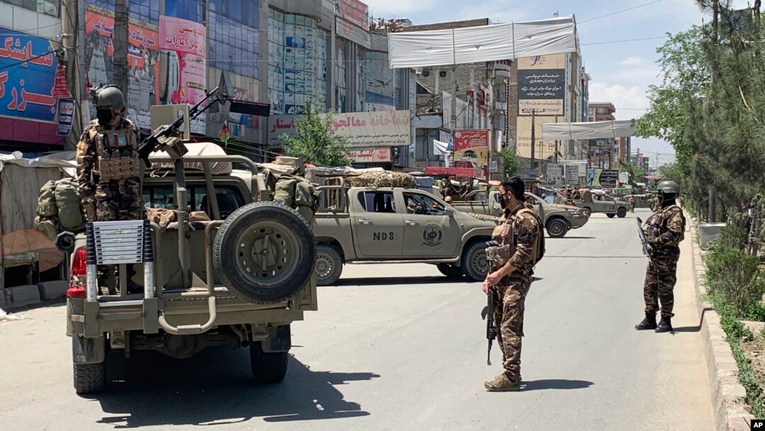 Pasukan keamanan Afghanistan berjaga di lokasi serangan bersenjata di Kabul, Afghanistan, 12 Mei 2020.
