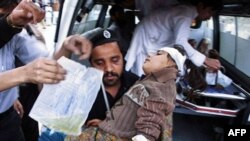 一个在自杀袭击中受伤的女孩被送往医院