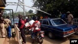 FILE - Security guards check vehicles leaving Nigeria for Cameroon at a border checkpoint in Mfum, in Cross Rivers State, southeast Nigeria, Feb. 1, 2018.