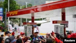 El presidente de PDVSA, Pedro Tellechea, habla a la prensa en una estación de servicio de Caracas, el 14 de junio de 2024. El gobierno venezolano monopoliza desde principios de siglo la administración de gasolineras en el país.