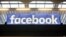 El logotipo de Facebook se muestra en una reunión para empresas emergentes en la estación F de París, el 17 de enero de 2017.
