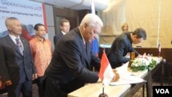 Penandatanganan MOU oleh Gubernur Kalimantan Timur, Awang Faroek, dan Direktur Kalimantan Rail PTE Ltd. Dr. Andrey Shigaev di Jakarta Selasa (7/2).