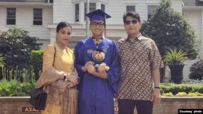 KADOLEAF atau Alif Purnama (tengah) bersama kedua orang tuanya, Indah Rianti (kiri) dan Geliga Purnama (kanan) (dok: Indah Rianti)