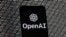 ARCHIVO - El logotipo de OpenAI aparece en un teléfono celular frente a la pantalla de una computadora, el 9 de marzo de 2023, en Boston. 