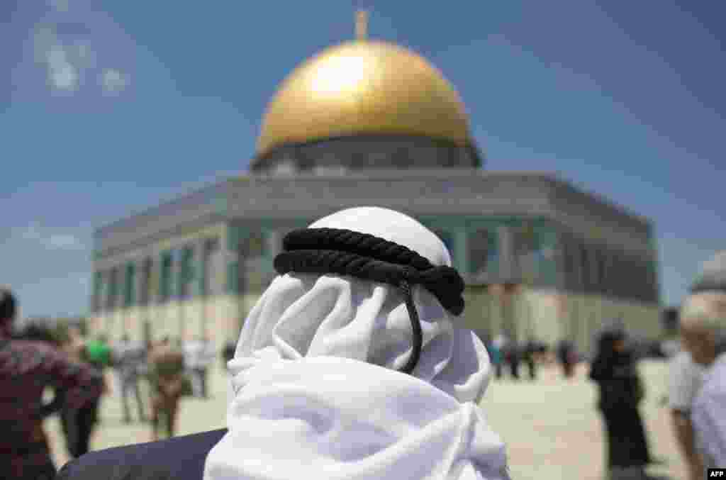 Palestinian Muslim worshipers walk in Jerusalem&#39;s Al-Aqsa mosque compound following Friday prayers in Jerusalem&#39;s Old City, Israel.