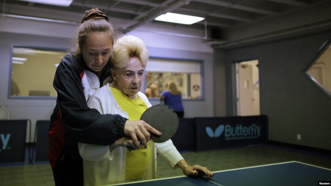 Peserta program tenis meja untuk penderita Alzheimer dan demensia di pusat tenis meja Arthur Gilbert di Los Angeles, California. (Foto: Dok)