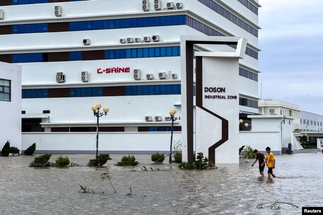 People wade through a flooded street following the impact of Typhoon Yagi, Hai Phong, Vietnam, September 8, 2024. (REUTERS/Minh Nguyen)