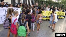 Students enter Luis Vives secondary school as teachers protest cuts in public education in Valencia, Spain, September 14, 2012. 