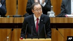 Sekjen PBB Ban Ki-moon berbicara di depan majelis rendah parlemen Austria di Wina, hari Kamis (28/4).