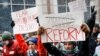 Para pengunjuk rasa berdemo menyerukan reformasi pada regulasi kepemilikan senjata dalam aksi "March for Our Lives" di Cincinnati, pada 24 Maret 2018. (Foto: AP/John Minchillo)