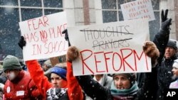 Jóvenes estadounidenses participan en una protesta en favor del control de armas, en Cincinnati, Ohio, el 24 de marzo de 2018.