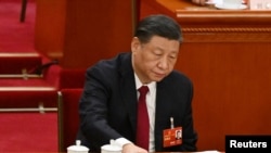Presiden China Xi Jinping menggunakan hak pilihnya dalam sesi penutup Kongres Rakyat Nasional di Beijing, pada 13 Maret 2023. (Foto: Noel Celis/Pool via Reuters)