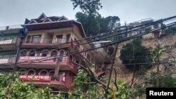 Sebuah rumah yang rusak akibat longsor yang disebabkan banjir bandang di Mandi, Himachal Pradesh, India, Senin, 14 Agustus 2023. (Foto Subhas Dogra via Reuters)