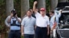 El presidente Donald Trump hace un gesto a sus partidarios reunidos para un mitin del Día de los Presidentes al salir del Trump International Golf Club, el lunes 17 de febrero de 2025, en West Palm Beach, Florida. (AP foto/Ben Curtis).