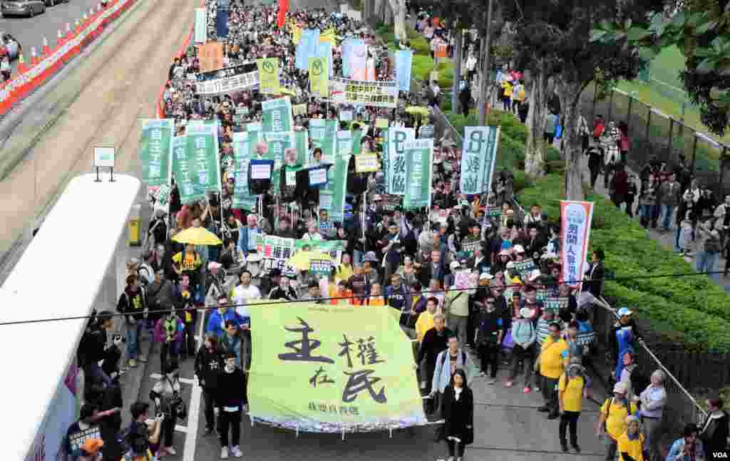 香港团体民间人权阵线发起元旦民主示威。主办者表示有9100多人参加，但香港警方估计顶多有4800人。 ( 2017年1月1日，美国之音湯惠芸拍摄）