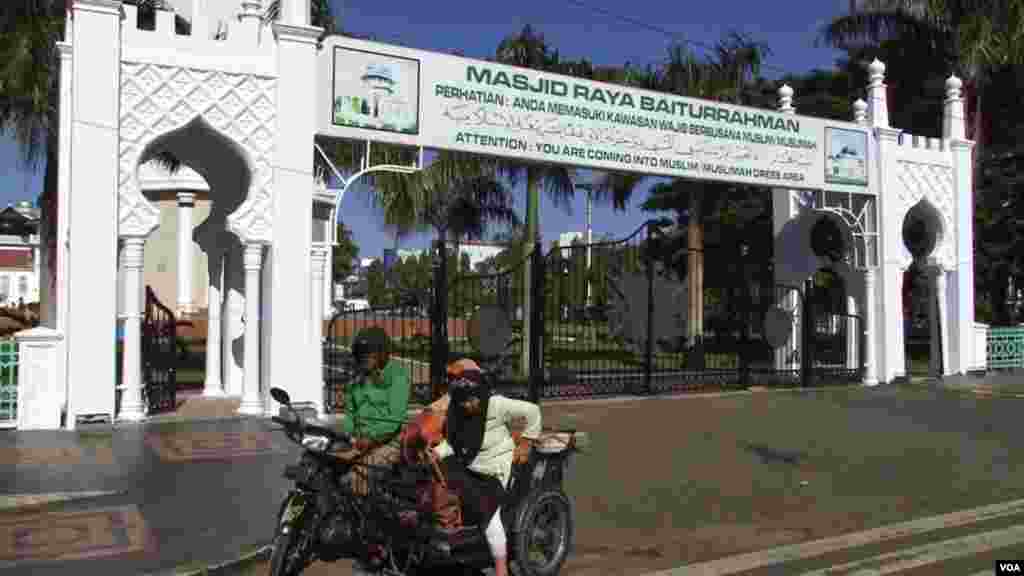 Residents and visitors of Aceh are advised not only to dress modestly on the ground of mosques but throughout the province, Dec. 5, 2014. (Maimun Saleh/VOA)