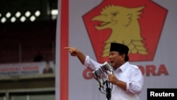 Prabowo Subianto (kiri), calon presiden dari Partai Gerakan Indonesia Raya (Gerindra), berpidato di depan pendukungnya saat kampanye di Jakarta, 23 Maret 2014. (Foto: REUTERS/Beawiharta)