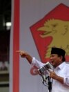 Prabowo Subianto (kiri), calon presiden dari Partai Gerakan Indonesia Raya (Gerindra), berpidato di depan pendukungnya saat kampanye di Jakarta, 23 Maret 2014. (Foto: REUTERS/Beawiharta)