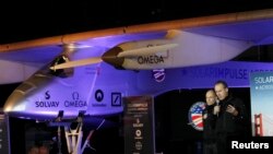 Pilot Andre Borschberg (kanan) dan Bertrand Piccard memberikan keterangan pers tentang pesawat Solar Impulse di California (foto: dok). 