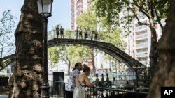 Algunos ciudadanos se acercan a los canales para resguardarse del calor en París, el 18 de julio de 2022.