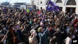 Manifestantes corean consignas durante una manifestación en Estambul, el 27 de marzo de 2021 contra la retirada de Turquía de la Convención de Estambul, un acuerdo internacional diseñado para proteger a las mujeres de la violencia.
